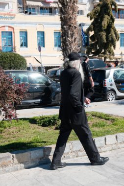 Yunanistan, Kavala, orta yolda yürüyen yaşlı adam