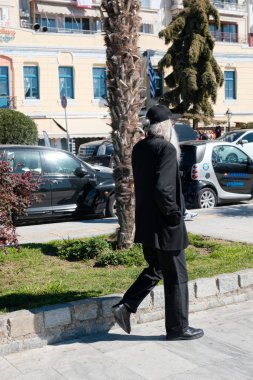 Yunanistan, Kavala, orta yolda yürüyen yaşlı adam