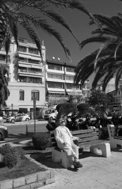Yunanistan, Kavala; 8 Mart 2025, şehrin merkez caddesindeki insanlar ve binalar - EDITORIAL