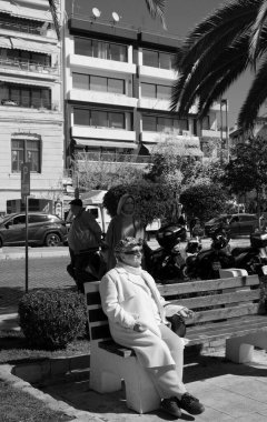 Yunanistan, Kavala; 8 Mart 2025, şehrin merkez caddesindeki insanlar ve binalar - EDITORIAL