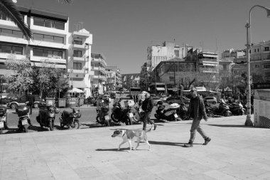 Yunanistan, Kavala; 8 Mart 2025, şehrin merkez caddesinde binalar, insanlar ve trafik - EDITORIAL