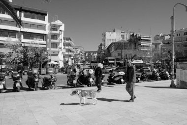 Yunanistan, Kavala; 8 Mart 2025, şehrin merkez caddesinde binalar, insanlar ve trafik - EDITORIAL