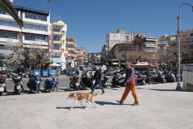 Yunanistan, Kavala; 8 Mart 2025, şehrin merkez caddesinde binalar, insanlar ve trafik - EDITORIAL