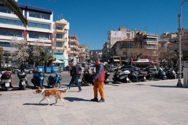 Yunanistan, Kavala; 8 Mart 2025, şehrin merkez caddesinde binalar, insanlar ve trafik - EDITORIAL