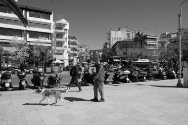 Yunanistan, Kavala; 8 Mart 2025, şehrin merkez caddesinde binalar, insanlar ve trafik - EDITORIAL