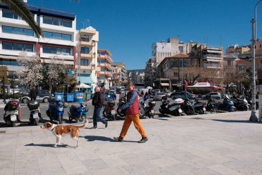 Yunanistan, Kavala; 8 Mart 2025, şehrin merkez caddesinde binalar, insanlar ve trafik - EDITORIAL