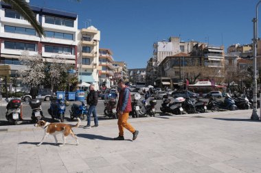 Yunanistan, Kavala; 8 Mart 2025, şehrin merkez caddesinde binalar, insanlar ve trafik - EDITORIAL