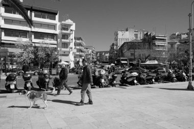 Yunanistan, Kavala; 8 Mart 2025, şehrin merkez caddesinde binalar, insanlar ve trafik - EDITORIAL