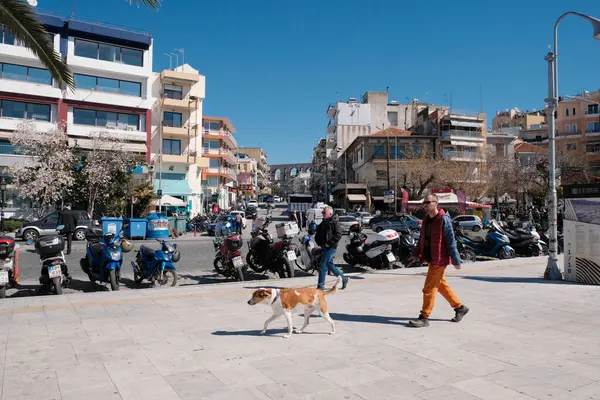 Yunanistan, Kavala; 8 Mart 2025, şehrin merkez caddesinde binalar, insanlar ve trafik - EDITORIAL