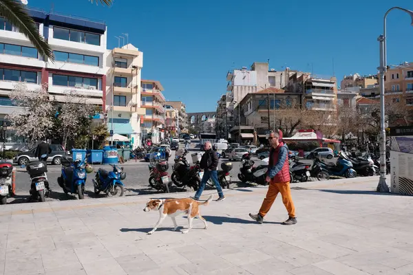 Yunanistan, Kavala; 8 Mart 2025, şehrin merkez caddesinde binalar, insanlar ve trafik - EDITORIAL