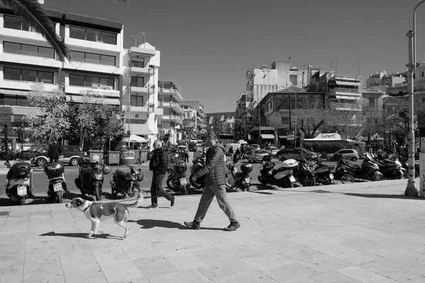 Yunanistan, Kavala; 8 Mart 2025, şehrin merkez caddesinde binalar, insanlar ve trafik - EDITORIAL