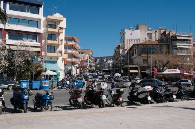 Yunanistan, Kavala; 8 Mart 2025, şehrin merkez caddesinde binalar, insanlar ve trafik - EDITORIAL