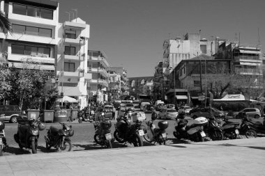 Yunanistan, Kavala; 8 Mart 2025, şehrin merkez caddesinde binalar, insanlar ve trafik - EDITORIAL