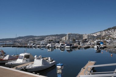 Yunanistan, Kavala, 8 Mart 2025, şehrin ve limanın panoramik manzarası - EDITORIAL