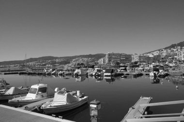 Yunanistan, Kavala, 8 Mart 2025, şehrin ve limanın panoramik manzarası - EDITORIAL