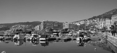 Yunanistan, Kavala, 8 Mart 2025, şehrin ve limanın panoramik manzarası - EDITORIAL