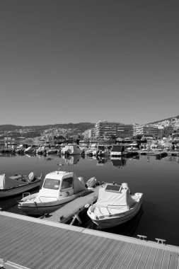 Yunanistan, Kavala, 8 Mart 2025, şehrin ve limanın panoramik manzarası - EDITORIAL