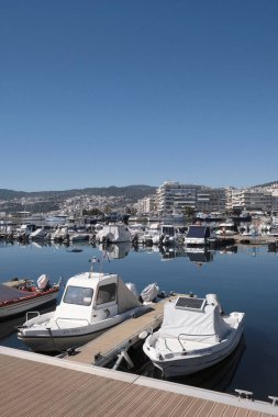 Yunanistan, Kavala, 8 Mart 2025, şehrin ve limanın panoramik manzarası - EDITORIAL