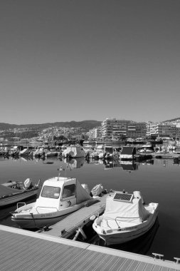 Yunanistan, Kavala, 8 Mart 2025, şehrin ve limanın panoramik manzarası - EDITORIAL