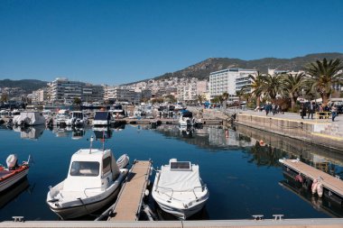 Yunanistan, Kavala, 8 Mart 2025, şehrin ve limanın panoramik manzarası - EDITORIAL