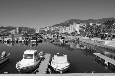 Yunanistan, Kavala, 8 Mart 2025, şehrin ve limanın panoramik manzarası - EDITORIAL