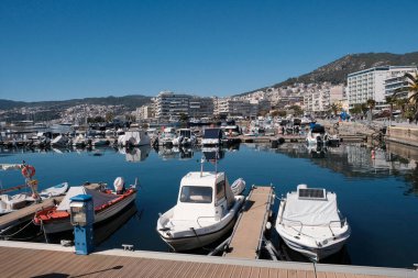 Yunanistan, Kavala, 8 Mart 2025, şehrin ve limanın panoramik manzarası - EDITORIAL