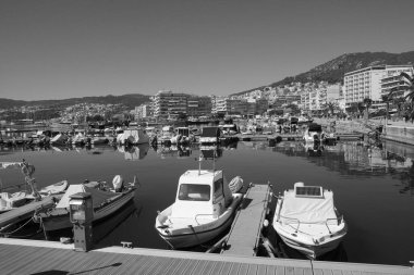 Yunanistan, Kavala, 8 Mart 2025, şehrin ve limanın panoramik manzarası - EDITORIAL