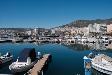 Yunanistan, Kavala, 8 Mart 2025, şehrin ve limanın panoramik manzarası - EDITORIAL