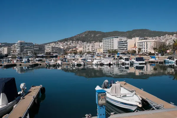 Yunanistan, Kavala, 8 Mart 2025, şehrin ve limanın panoramik manzarası - EDITORIAL