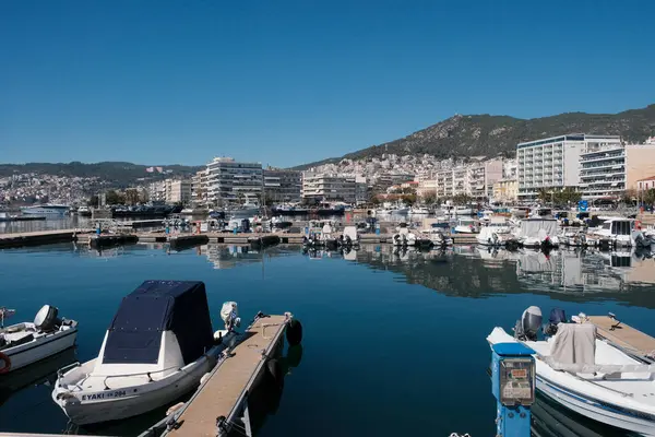 Yunanistan, Kavala, 8 Mart 2025, şehrin ve limanın panoramik manzarası - EDITORIAL