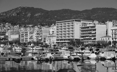 Yunanistan, Kavala, 8 Mart 2025, şehrin ve limanın panoramik manzarası - EDITORIAL