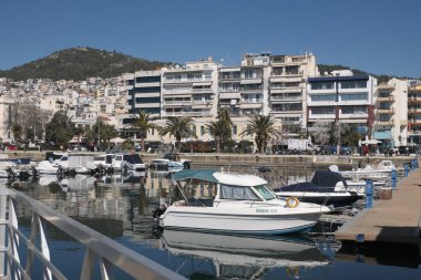 Yunanistan, Kavala, 8 Mart 2025, şehrin ve limanın panoramik manzarası - EDITORIAL