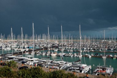 İtalya, Sicilya, Akdeniz, Marina di Ragusa (Ragusa Eyaleti); limanda lüks yatlar 