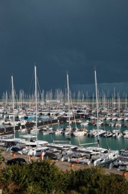 İtalya, Sicilya, Akdeniz, Marina di Ragusa (Ragusa Eyaleti); limanda lüks yatlar 