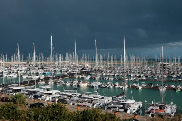 İtalya, Sicilya, Akdeniz, Marina di Ragusa (Ragusa Eyaleti); limanda lüks yatlar 