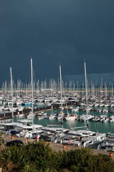 İtalya, Sicilya, Akdeniz, Marina di Ragusa (Ragusa Eyaleti); limanda lüks yatlar 