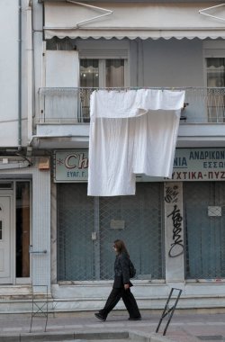 Yunanistan, Selanik; 8 Mart 2025, Yunan kadın kentin merkez caddesinde yürüyor - EDITORIAL