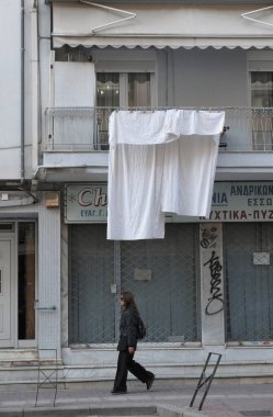 Yunanistan, Selanik; 8 Mart 2025, Yunan kadın kentin merkez caddesinde yürüyor - EDITORIAL