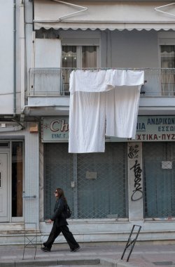 Yunanistan, Selanik; 8 Mart 2025, Yunan kadın kentin merkez caddesinde yürüyor - EDITORIAL