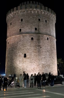 Yunanistan, Selanik; Beyaz Kule 'de insanlar ve trafik, şehrin güvertesinde, gece