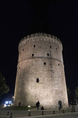 Yunanistan, Selanik; Beyaz Kule 'de insanlar ve trafik, şehrin güvertesinde, gece