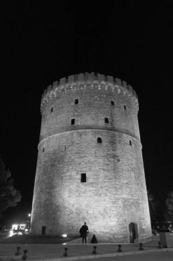 Yunanistan, Selanik; Beyaz Kule 'de insanlar ve trafik, şehrin güvertesinde, gece