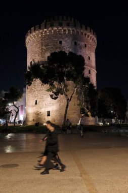 Yunanistan, Selanik; Beyaz Kule 'deki insanlar, şehrin güvertesinde, gece