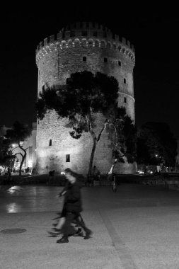 Yunanistan, Selanik; Beyaz Kule 'deki insanlar, şehrin güvertesinde, gece