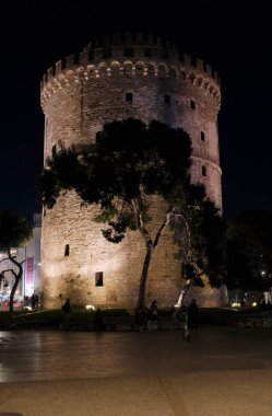 Yunanistan, Selanik; Beyaz Kule 'deki insanlar, şehrin güvertesinde, gece