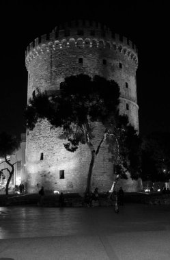 Yunanistan, Selanik; Beyaz Kule 'deki insanlar, şehrin güvertesinde, gece