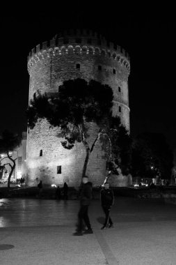 Yunanistan, Selanik; Beyaz Kule 'deki insanlar, şehrin güvertesinde, gece