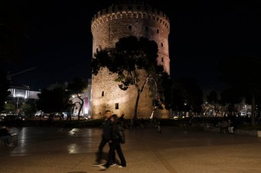 Yunanistan, Selanik; Beyaz Kule 'deki insanlar, şehrin güvertesinde, gece