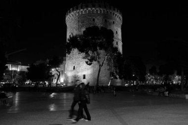 Yunanistan, Selanik; Beyaz Kule 'deki insanlar, şehrin güvertesinde, gece