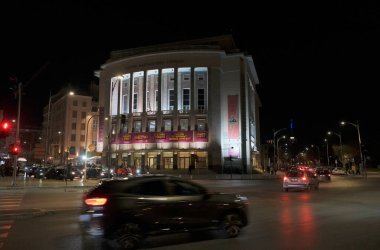 Yunanistan, Selanik; 8 Mart 2025, insanlar, binalar ve gece deniz kenarında trafik - EDITORIAL